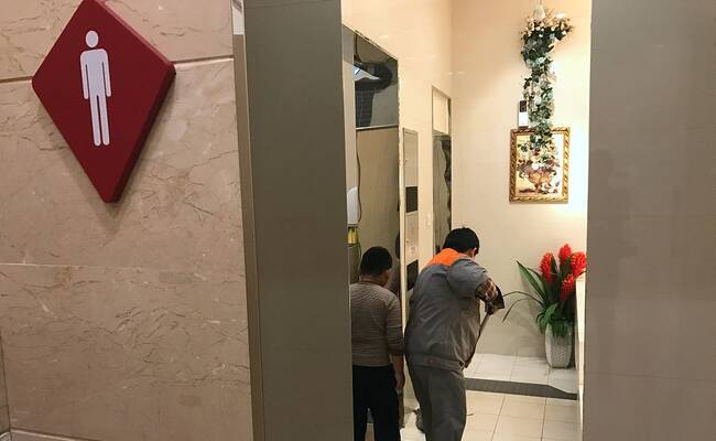 小男孩商场扫厕所 分担清洁工妈妈工作|组图