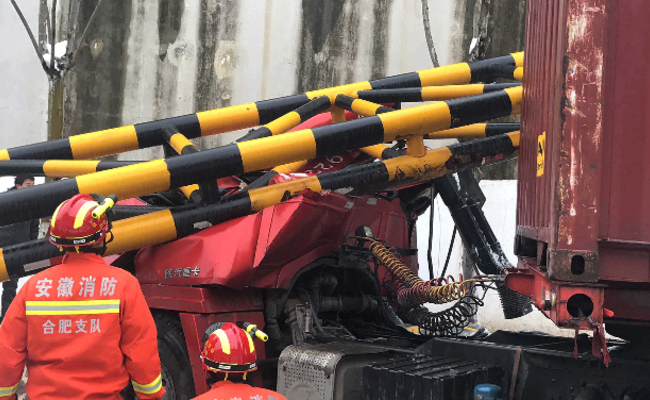 司机驾5米高卡车闯4米高桥洞之后