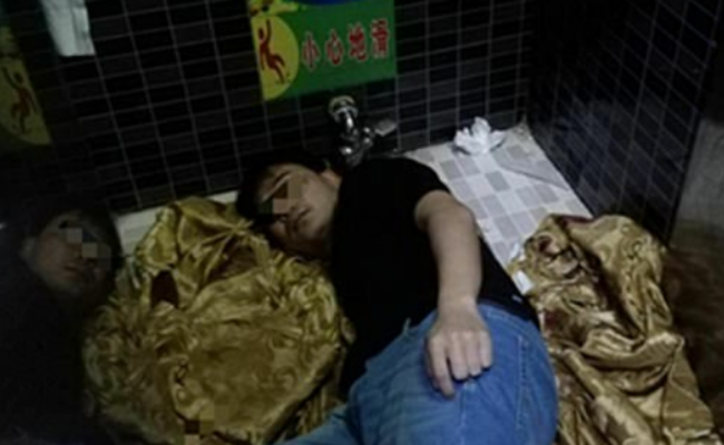 广西男子手机掉厕所 伸手去捞被卡