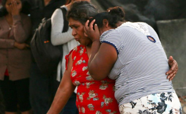 墨西哥直升机坠机 家属哀悼逝者