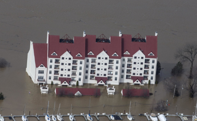 美国暴雨多地被淹 房屋车辆“泡澡”