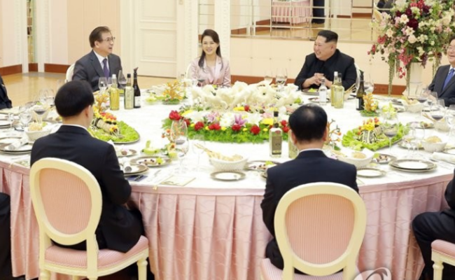 金正恩接见韩国特使团共进晚餐