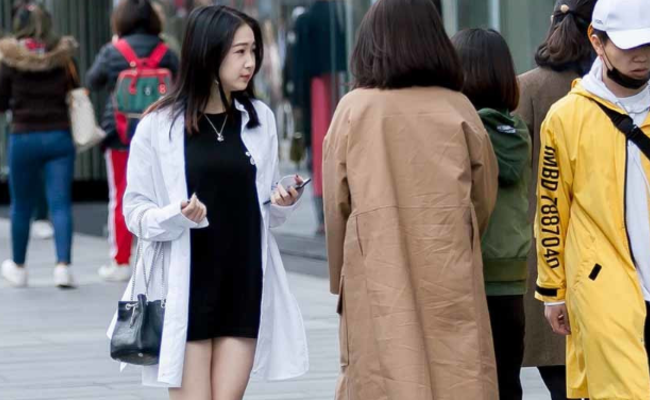 成都气温回升 街头美女抢镜 