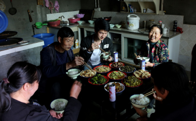 陕西独手弟弟娶嫂子为妻 精心务茶园