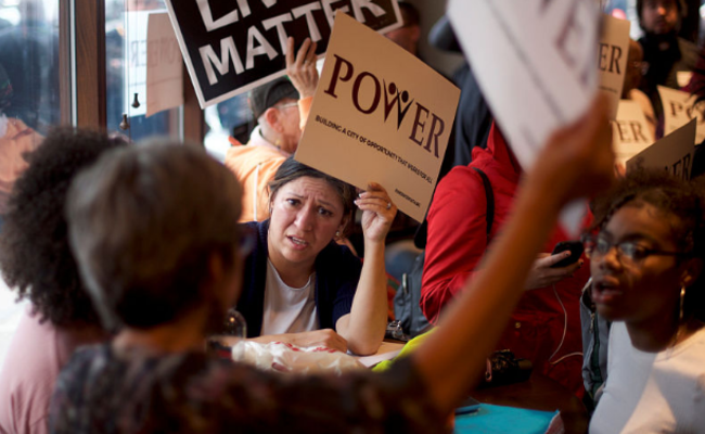 星巴克报警抓黑人顾客 抗议者挤满店里