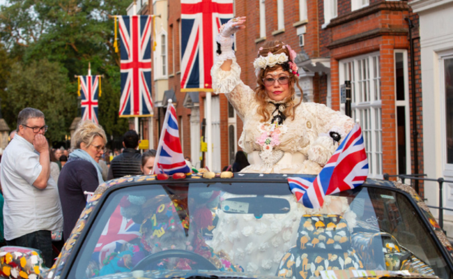王室大婚 大批粉丝露宿街头“占座”