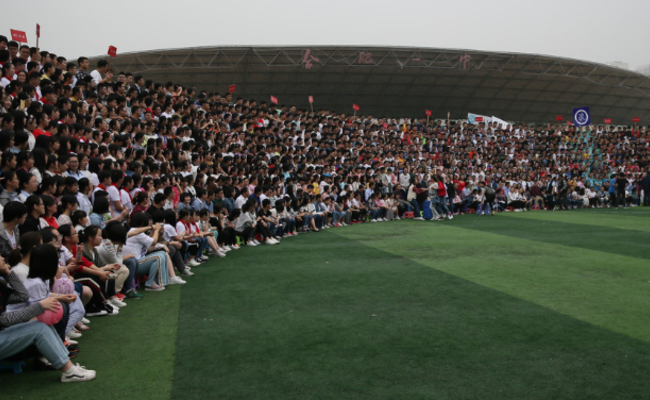 2000多师生拍毕业照 排好队形遭暴雨