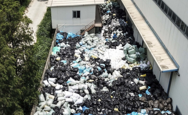 这是记者暗访拍到的违法工厂内部