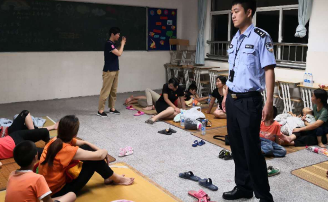 台风将登陆上海 公安连夜设置安置点