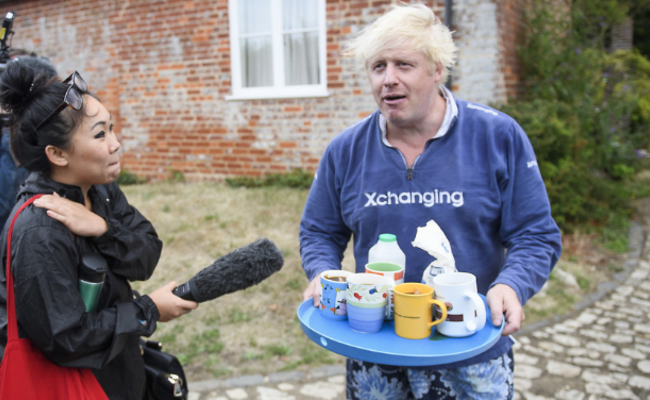 前英外交大臣家门口请记者喝茶