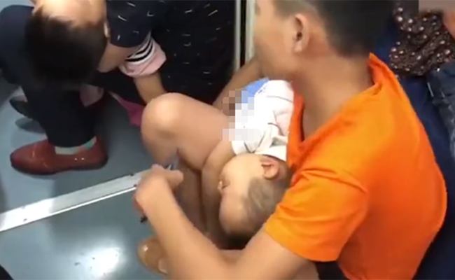 14岁男孩搭火车全程抱弟弟不嫌累