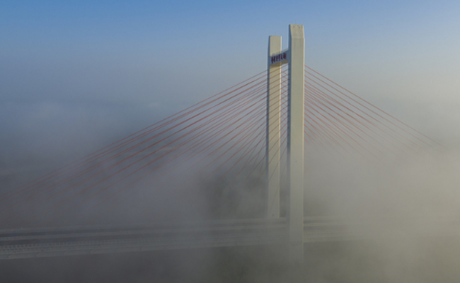 济南现平流雾 黄河大桥被笼罩