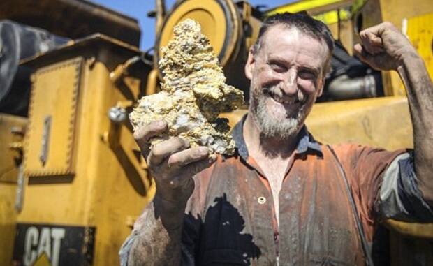 男子挖到6斤重的金块