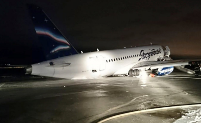 俄罗斯载96人客机偏离跑道 机尾着地