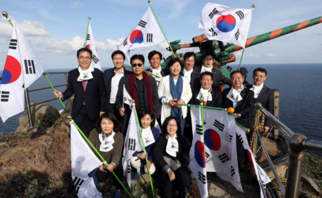 韩议员登日韩争议岛 举太极旗合影