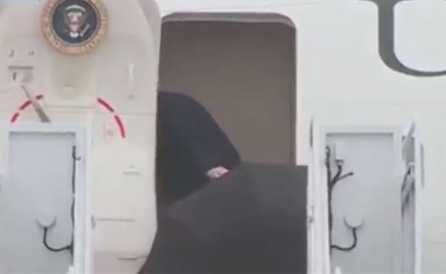 特朗普撑伞登机 伞没收直接扔舱门外