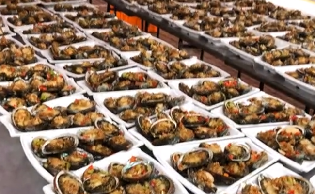 穷小子变富豪 回村办1500人超级婚宴