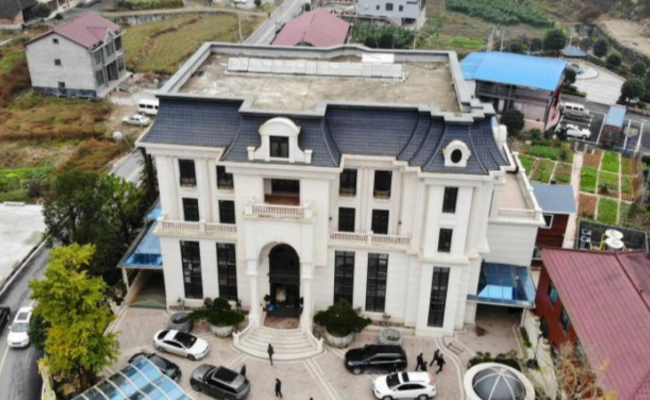 湖南乡村现超豪华别墅 造价超亿元