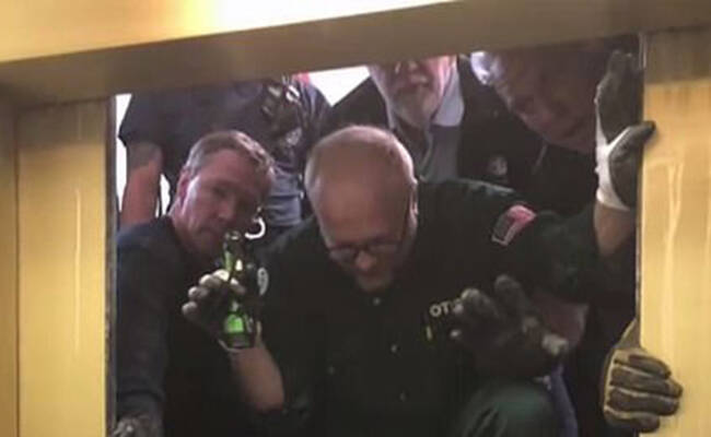 美国：电梯从95层坠至11层 