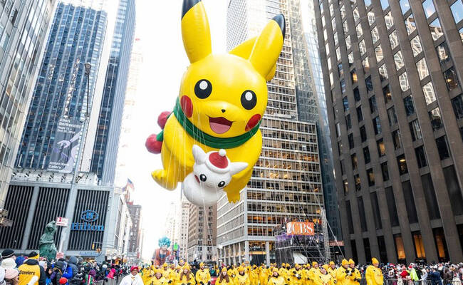 美国感恩节大游行 超萌皮卡丘上天啦！