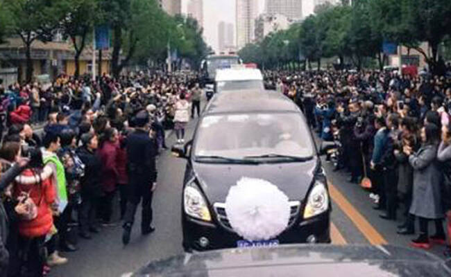 万人街头送英雄