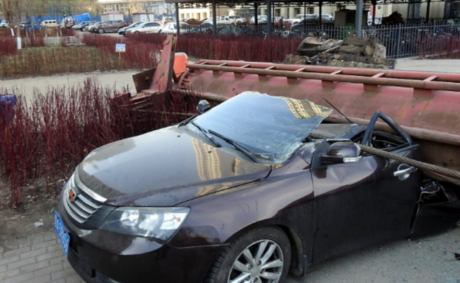 哈尔滨：工地打桩机倒塌 四轿车被砸