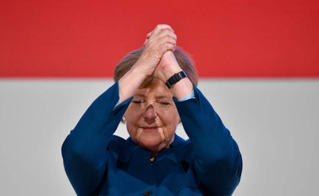 默克尔卸任党魁 获赠指挥棒