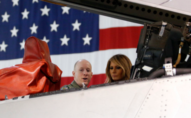 梅拉尼娅试坐F-22猛禽战机