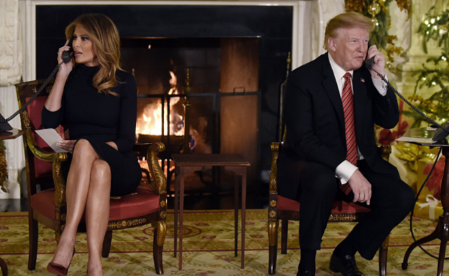 特朗普夫妇接听追踪圣诞老人热线电话