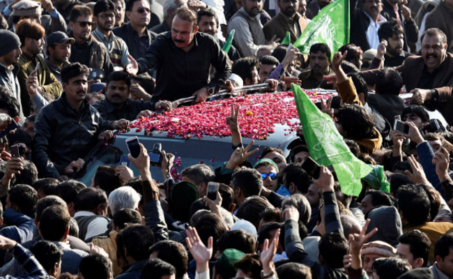 前总理被判7年监禁 民众游行抗议