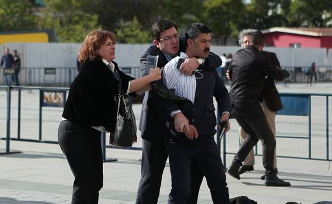 记者遭枪杀瞬间 妻子上前拉住枪手