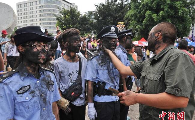 云南墨江万人“抹黑脸” 庆哈尼族太阳节