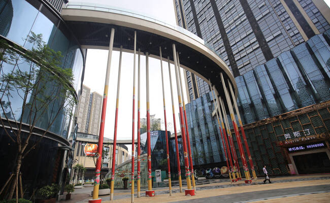 重庆现“最炫酷”天桥 18根金箍棒支撑