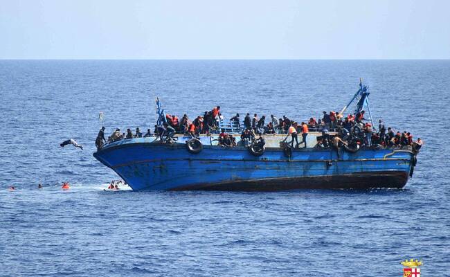 载数百人难民船倾覆瞬间