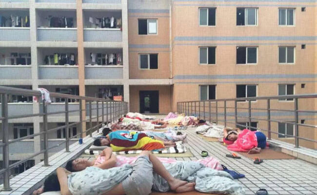 大学生室外“裸睡” 女生害羞不敢看