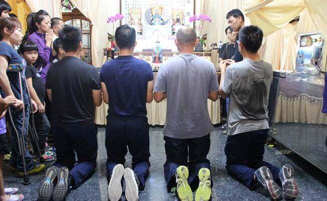 台军官兵在遇难船长灵前下跪