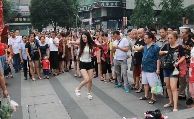 女子街头直播热舞遭城管驱离