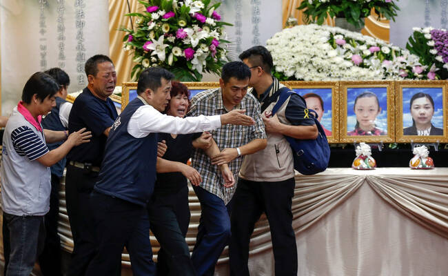 台湾游览车起火事故遇难者家属灵堂前泪崩