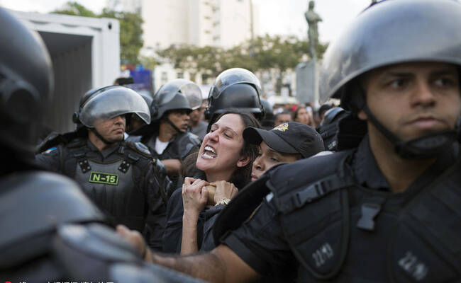 奥运圣火到达里约后 当地人出动了