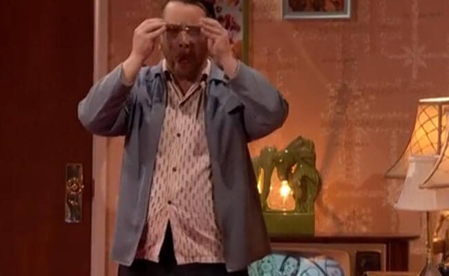 特技表演现场 选手失误射中同伴脖子