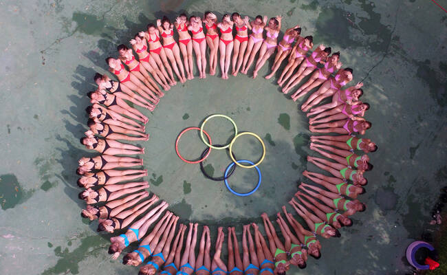 比基尼小姐大长腿摆“奥运五环”