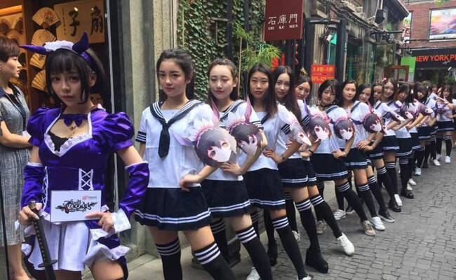 100位“制服少女”占领上海天桥 被城管带走