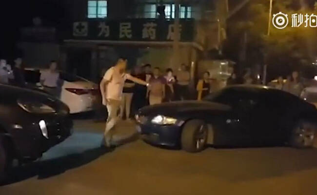 下一幕，宝马女司机撞向这名保时捷司机