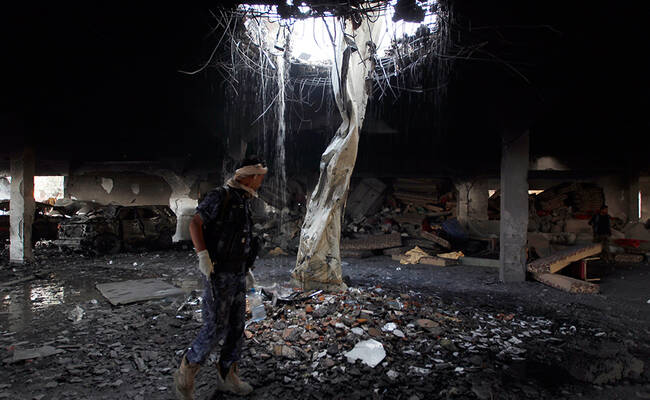 殡仪馆突遭空袭现场 140死525伤