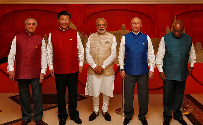 习近平穿民族服装出席金砖峰会