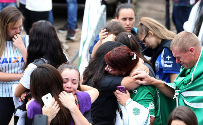 巴甲球队空难 大批球迷集结球场相拥痛哭