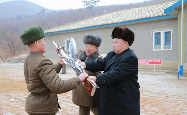 金正恩向士兵赠送步枪