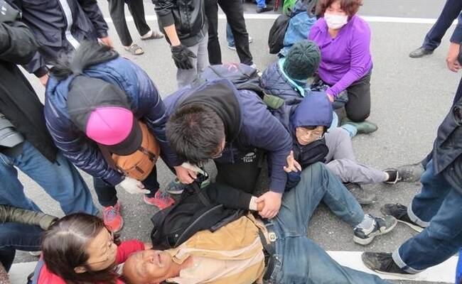 “台独”势力拆蒋介石铜像不成躺马路中央耍赖