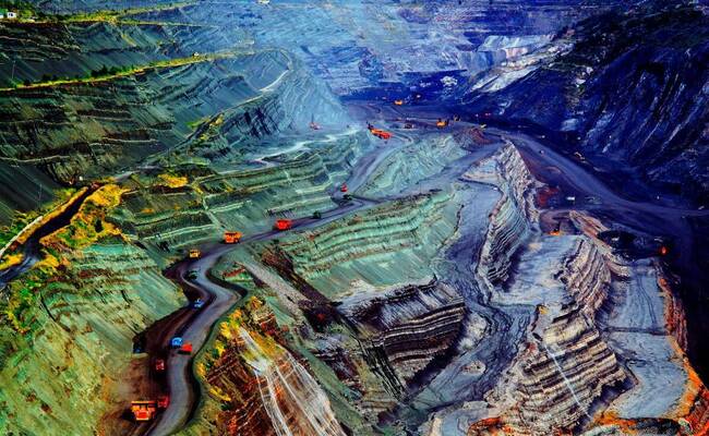 鸟瞰位于辽宁的亚洲第一露天煤矿