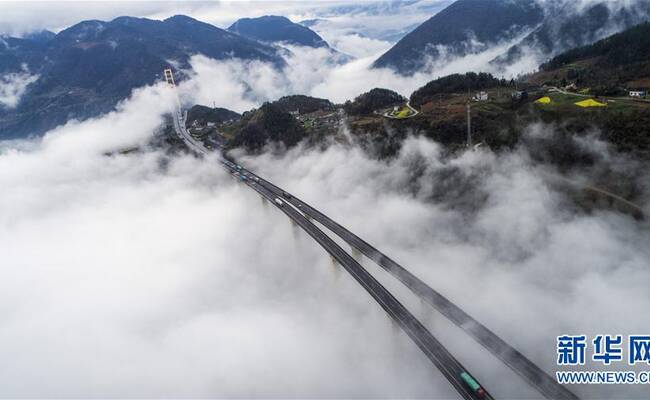 沪渝高速泗渡河大桥云雾缭绕